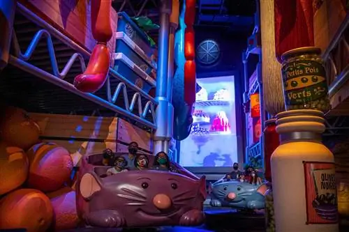Приключения Реми в Рататуе - это семейный аттракцион, где гости чувствуют себя так, как будто они уменьшаются до размеров крысы и мчатся по ресторану Гюсто в недавно расширенном павильоне Франции в EPCOT на курорте W alt Disney World Resort в Лейк-Буэна-Виста, штат Флорида.