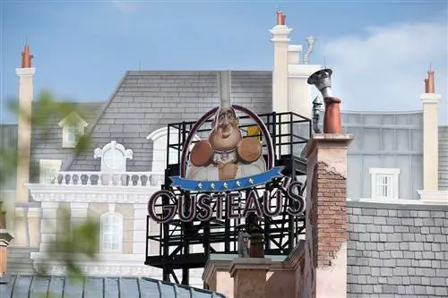 Вывеска ресторана Gusteau висит за аттракционом Remy’s Ratatouille Adventure в недавно расширенном павильоне Франции на EPCOT в W alt Disney World Resort в Лейк-Буэна-Виста, штат Флорида.