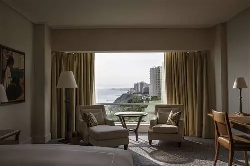 Вид из спальни в парке Мирафлорес, отель Belmond.