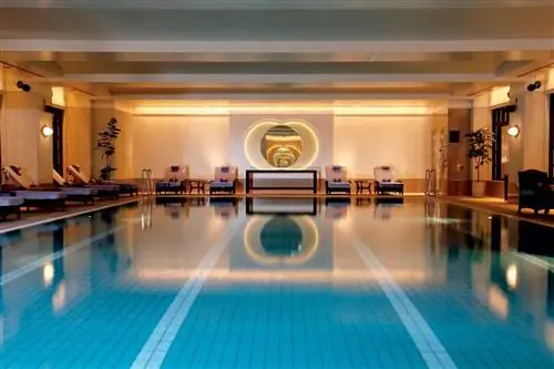 Бассейн отеля Ritz-Carlton Tokyo признан одним из лучших отелей Токио.