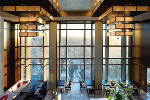 Вестибюль отеля Mandarin Oriental в Токио признан одним из лучших отелей Токио.