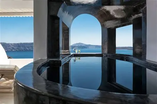 Вид на бассейн из Andronis Luxury Suites
