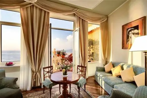 Вид из гостиной в Grand Hotel Excelsior Vittoria