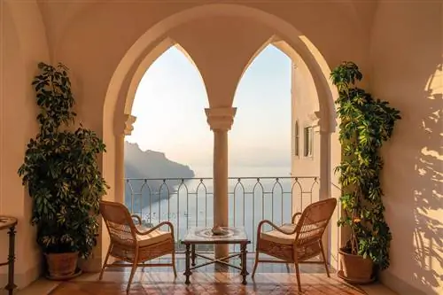 Стол и стулья с видом на отель Belmond Hotel Caruso