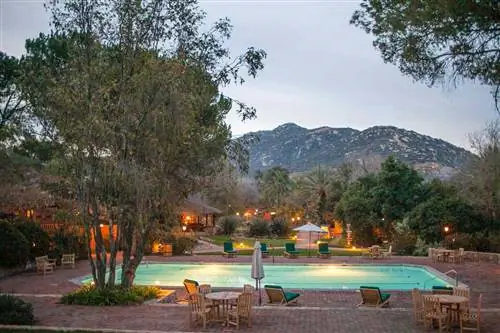 Бассейн Rancho La Puerta вечером и вид на горы