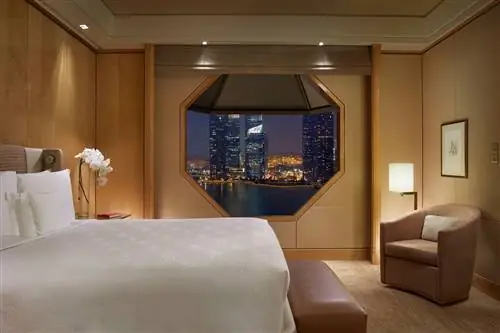 Люкс «Премьер» - спальня с кроватью размера «king-size» в The Ritz-Carlton, Millenia Singapore