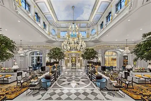 Главный зал отеля St. Regis в Риме
