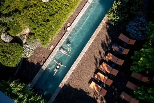 Три человека плавают в бассейне в Ojo Santa Fe Spa