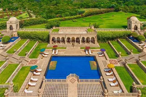 Вид с воздуха на бассейн в The Oberoi Amarvilas