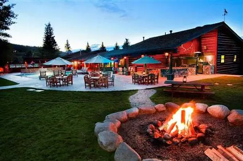 Внешний вид C Lazy U Ranch в сумерках с кострищем летом