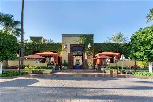 Omni Scottsdale Resort & Spa у внешнего входа в Монтелусию