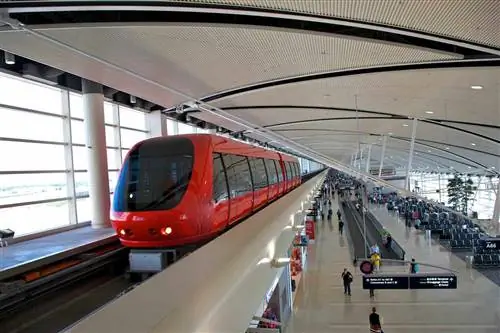 ExpressTram, автоматизированная система перевозки людей, работающая в аэропорту Detroit Metropolitan Wayne County Airport в Ромулусе (недалеко от Детройта), штат Мичиган.