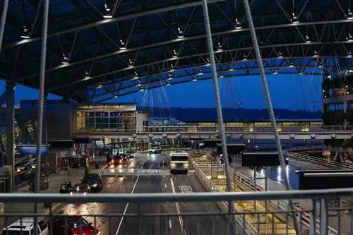 Высокий угол обзора международного аэропорта Портленда (PDX) в сумерках