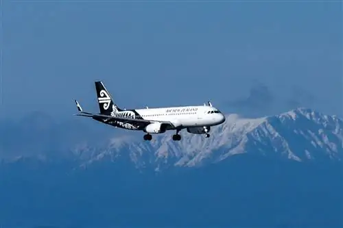 Самолет Air New Zealand готовится к посадке в аэропорту Веллингтона в Веллингтоне, Новая Зеландия.