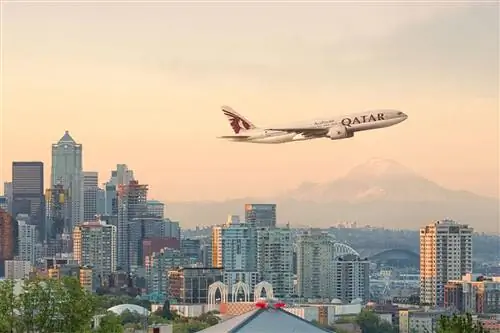 Самолет Qatar Airways пролетел над городом
