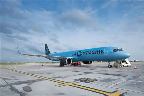 Самолет La Compagnie на взлетной полосе