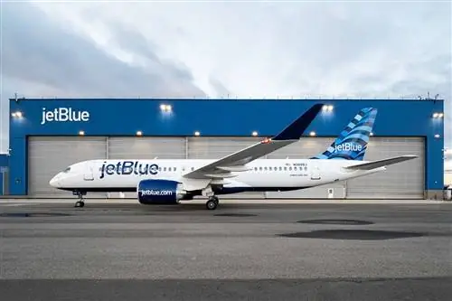 Jetblue A220 в ангаре Jetblue
