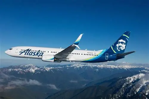 Самолет Alaska Airlines летит