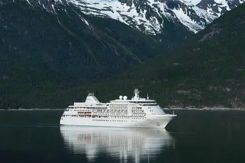 Silver Shadow путешествует по фьорду. Silver Shadow путешествует по фьорду.
