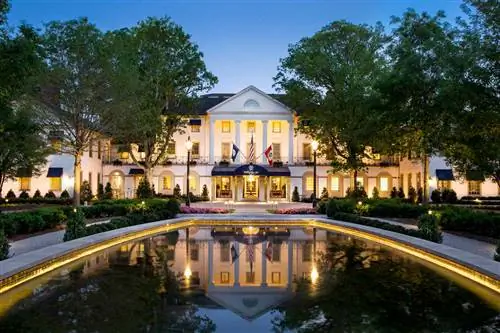 Внешний вид отеля Williamsburg Inn ночью
