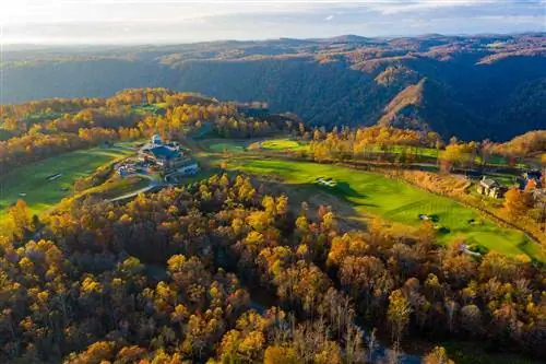 Вид с воздуха на курорт Primland осенью