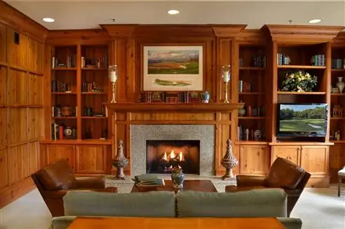 Библиотека The Inn & Club at Harbour Town с камином Библиотека The Inn & Club at Harbour Town с камином