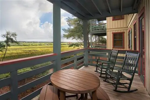 Открытая веранда со стульями в отеле Disney's Hilton Head Island Resort Открытая веранда со стульями в отеле Disney's Hilton Head Island Resort