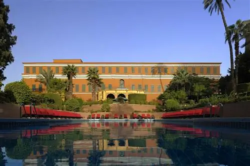 Внешний вид и бассейн в Cairo Marriott Hotel & Omar Khayyam Casino