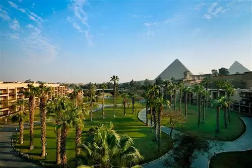 Территория отеля Marriott Mena House, Каир