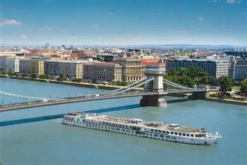 Вид с воздуха на Хрустальный Моцарт от Crystal Cruises в Будапеште