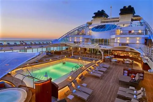 Терраса у бассейна ночью на Seabourn Encore