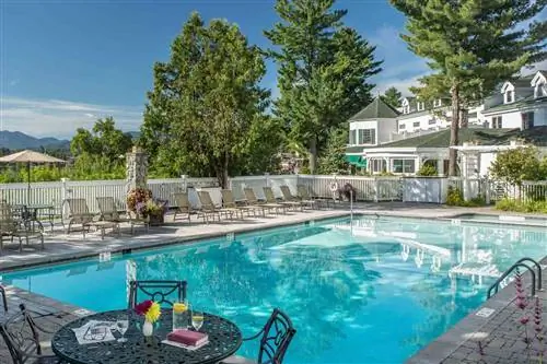 Бассейн в Mirror Lake Inn признан одним из лучших курортов в штате Нью-Йорк.