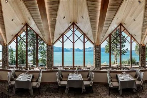 Вид на воду из ресторана курорта Edgewood Tahoe Resort, признанного одним из лучших курортов США.