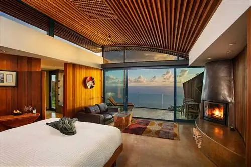 Номер с видом на воду в отеле Post Ranch Inn, признанном одним из лучших курортов США.