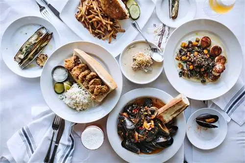 Распространение блюд из морепродуктов на белой скатерти