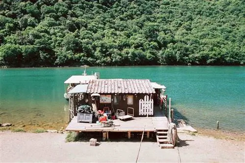 Внешний вид Tony's Oyster Shack, на берегу сине-зеленых вод Лимски-фьорда.