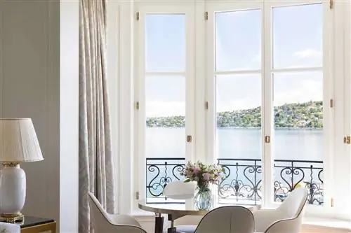 В новом отеле класса люкс в Швейцарии есть рестораны, отмеченные звездой Мишлен, роскошные спа-процедуры и потрясающие виды на озеро и горы