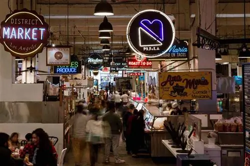 Люди, проходящие через Центральный рынок