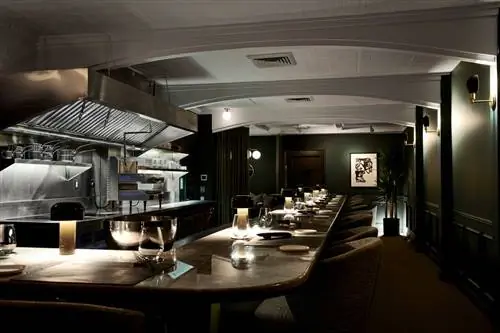 Ресторан FREVO за картиной в художественной галерее Нью-Йорка