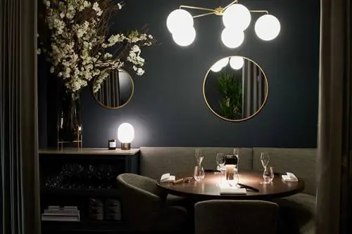 Ресторан FREVO за картиной в художественной галерее Нью-Йорка