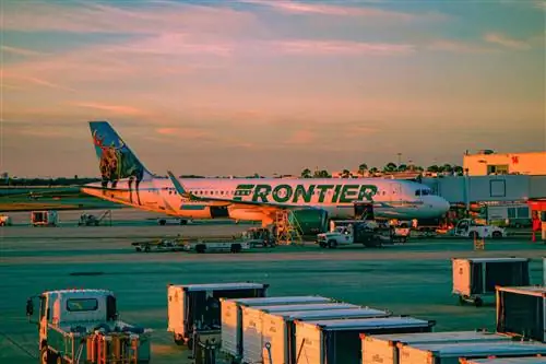 Самолет Frontier Airlines готовится к вылету в международном аэропорту Орландо. На всех хвостовых оперениях Frontier Airline изображены животные, находящиеся под угрозой исчезновения.