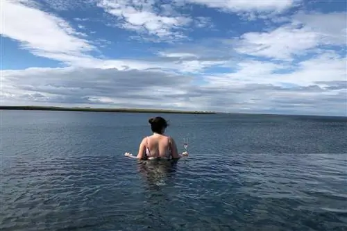 Бесконечный бассейн в Sky Lagoon