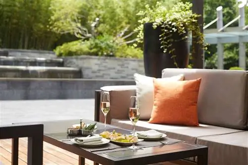 Открытая терраса в Riviera Lounge отеля Mandarin Oriental