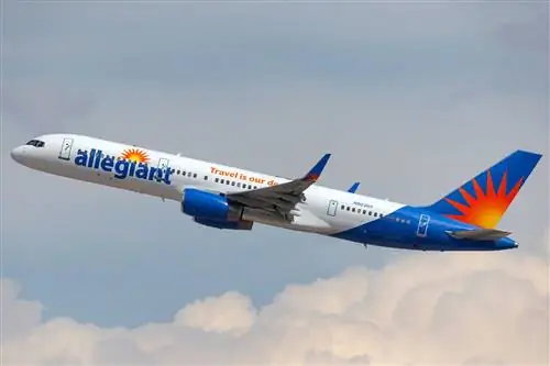 Авиалайнер Allegiant Air Boeing 757 взлетает из международного аэропорта Маккаран в Лас-Вегасе.