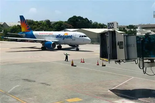 Сотрудник аэропорта управляет рейсом Allegiant на взлетно-посадочной полосе аэропорта Пунта-Кана, 4 августа 2019 года.