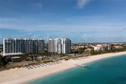 Вид с воздуха на океан и The Ritz-Carlton, Turks & Caicos