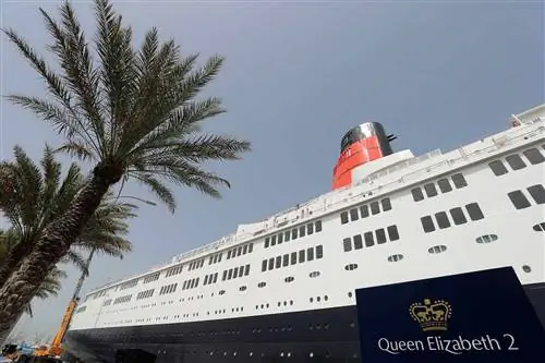 Роскошный круизный лайнер Queen Elizabeth II, также известный как QE2, пришвартовался в порту Рашид в Дубае.