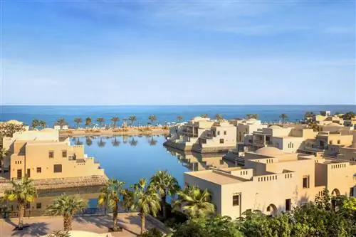 Вид на курорт The Cove Rotana Resort