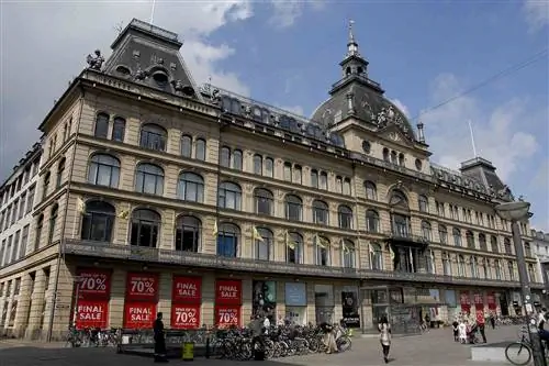 Покупатели проходят мимо окон универмага Magasin du nord
