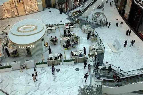 Люди сидят в кафе под открытым небом в торговом центре Dubai Mall в Дубае, Объединенные Арабские Эмираты.